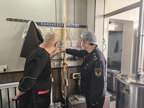 西脑包市场监督管理所开展网络餐饮食品安全检查 守护群众“舌尖上的安全” 